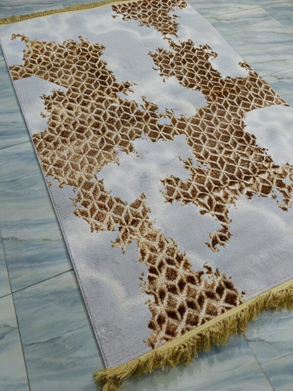 Golden Hive – 4x6 Ft 3D Shiny Rug in White & Bronze