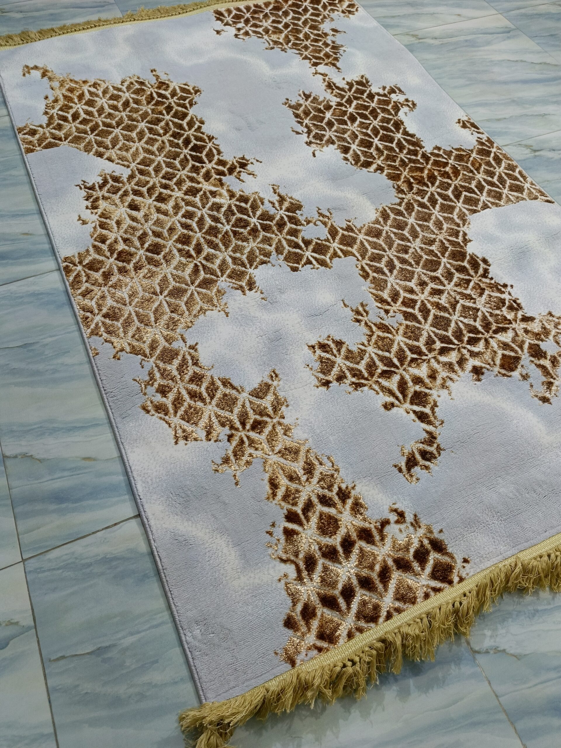 Golden Hive – 4x6 Ft 3D Shiny Rug in White & Bronze