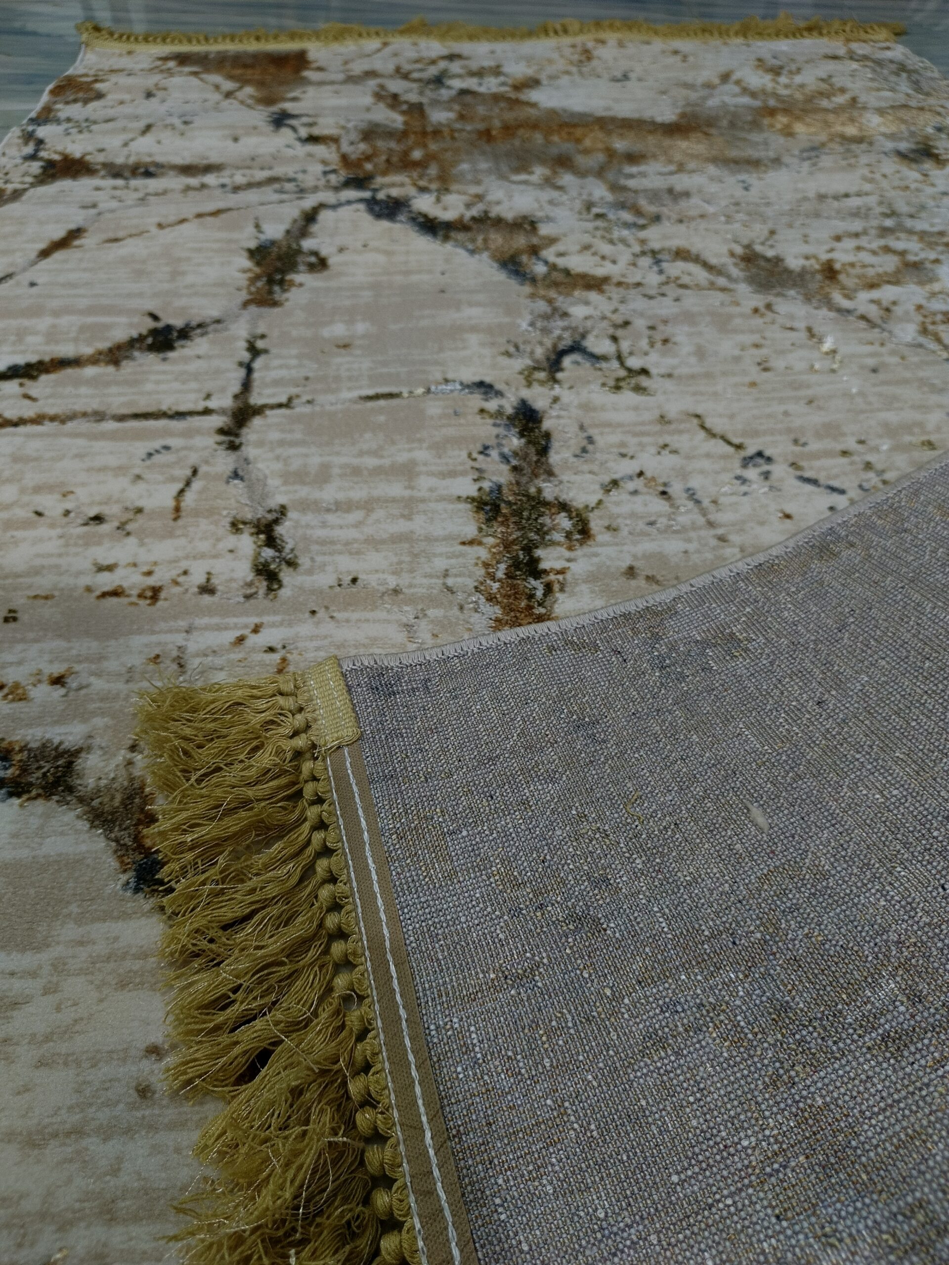 Ivory Glaze – 4x6 Ft Marble-Inspired Rug in Cream & Gold