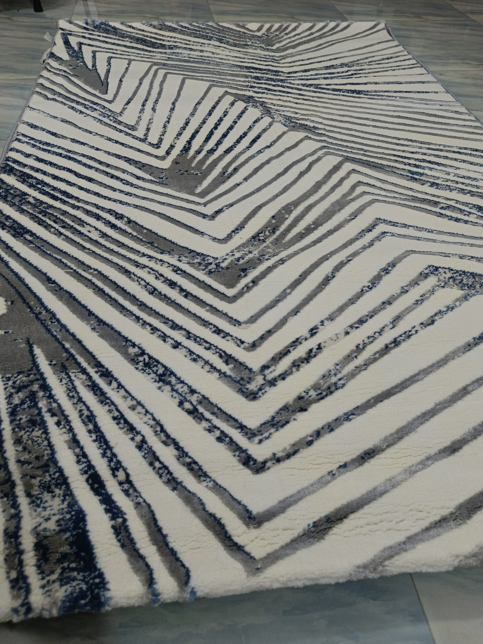 Zigwave – 4x6 Ft Textured Rug in White, Grey & Blue