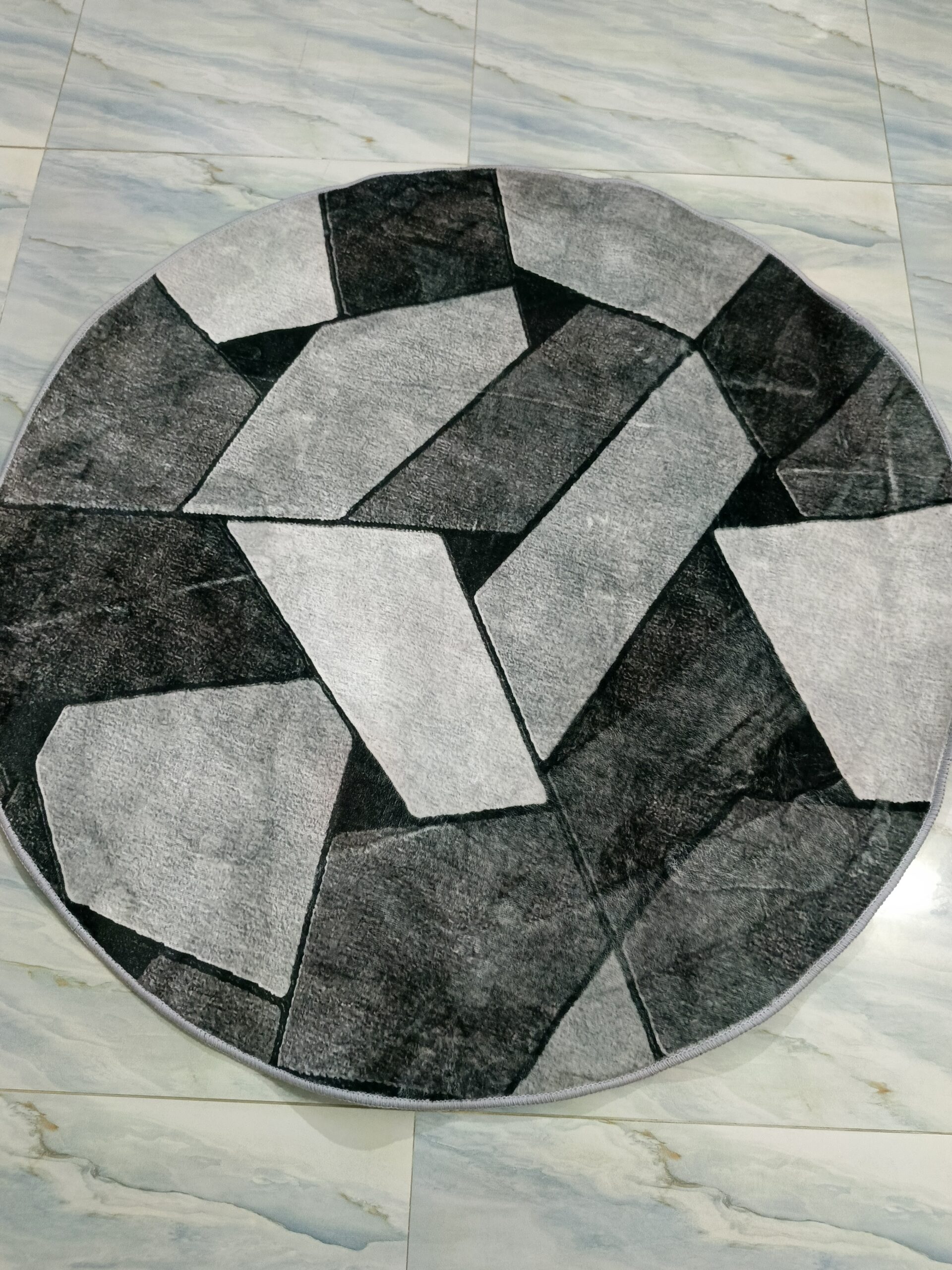 Urban Stone – 4x4 Ft Round Rug in Charcoal & Light Grey