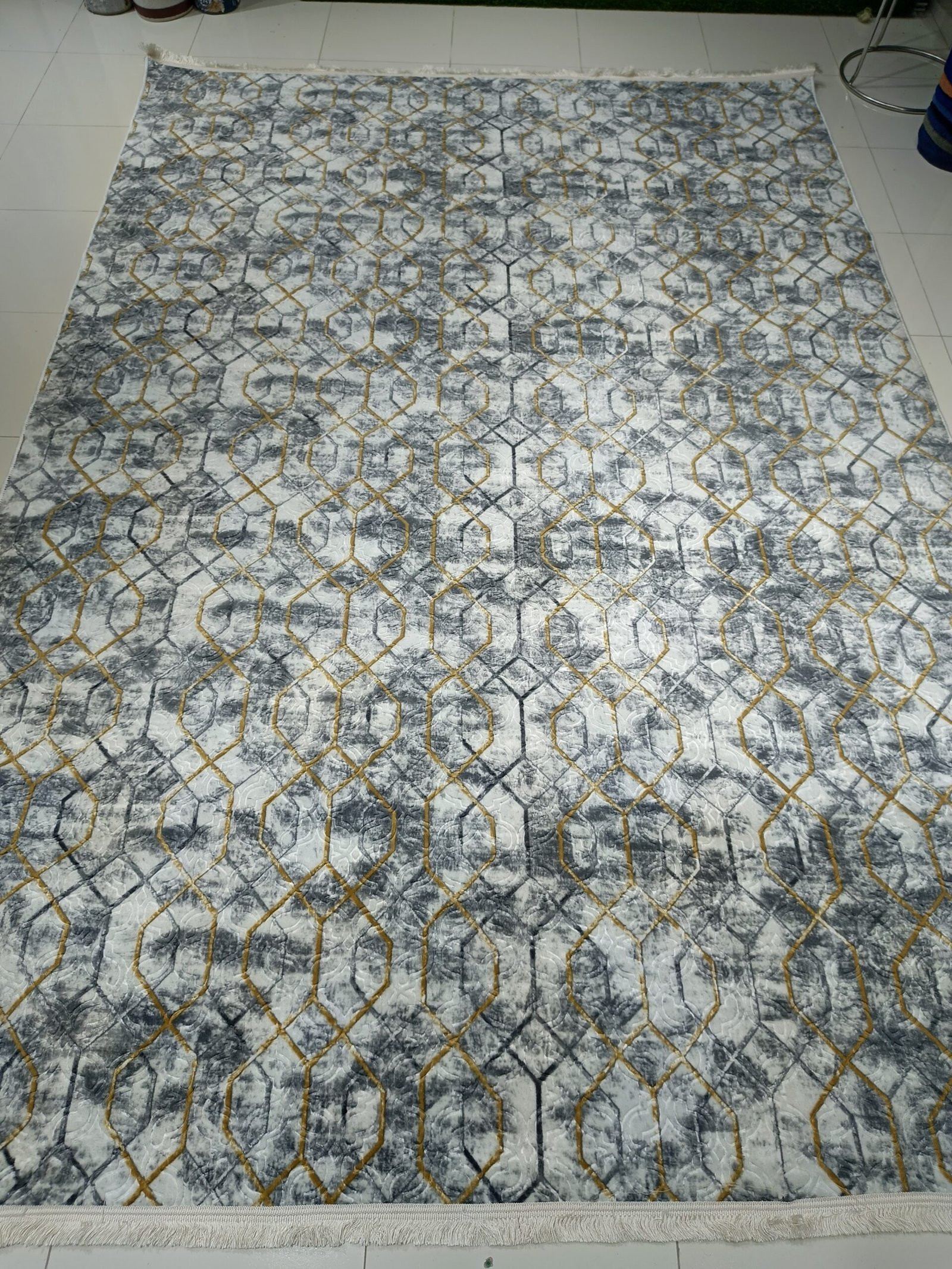 “Turkish GeoLuxe” – 6.5×9.5 ft Premium Lightweight Carpet (Soft Anti-Slip Dot Backing, Modern Grey-Gold Geometric Design)