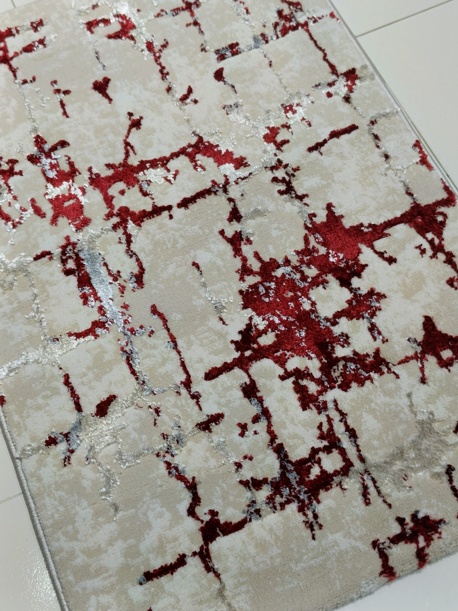 2×3 ft Turkish 3D Shiny VIP Rug – Beige with Red & Silver Marble Pattern - Image 4