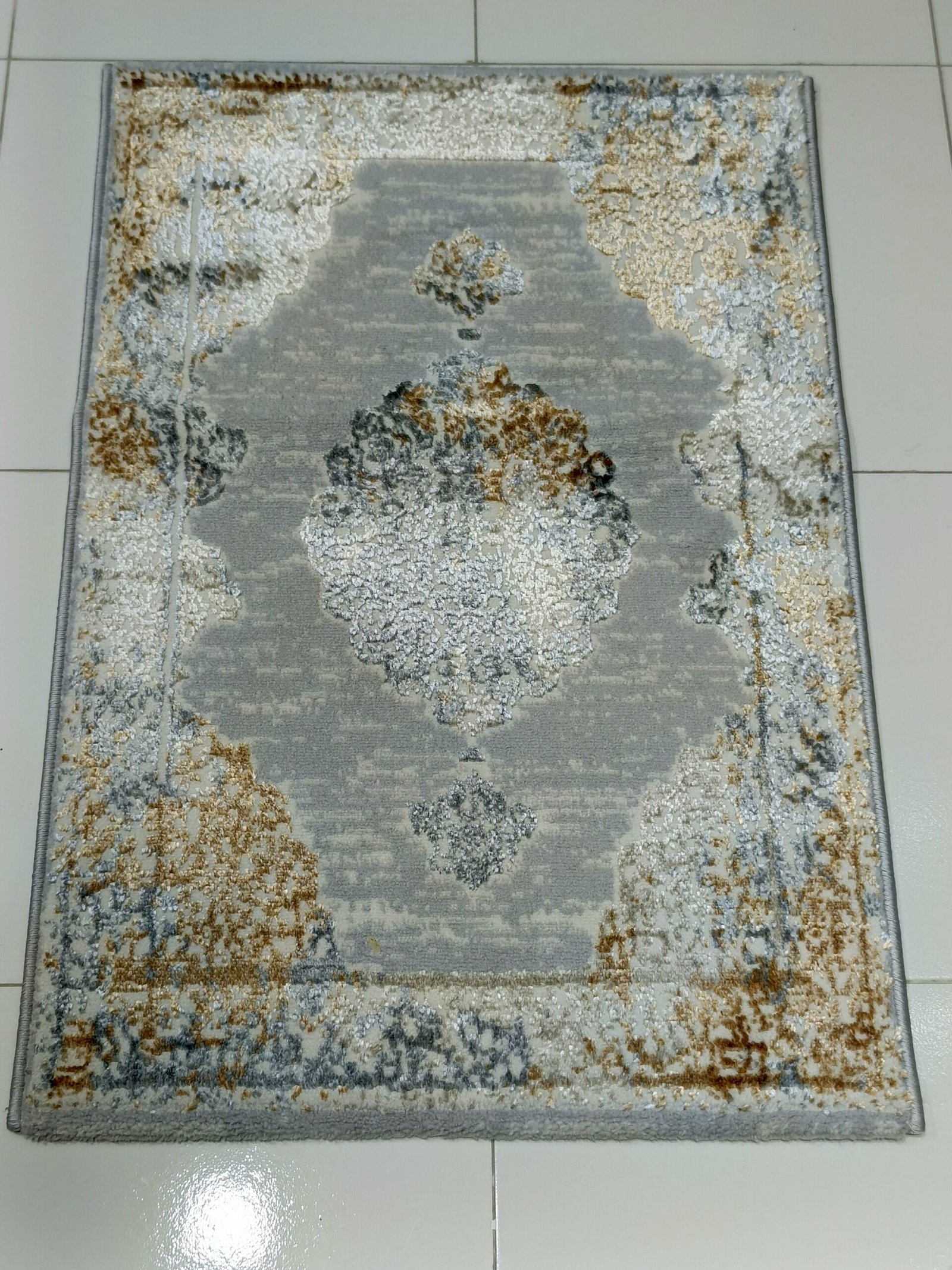 2×3 ft Turkish 3D Shiny VIP Rug – Silver Grey with Gold & White Classic Pattern