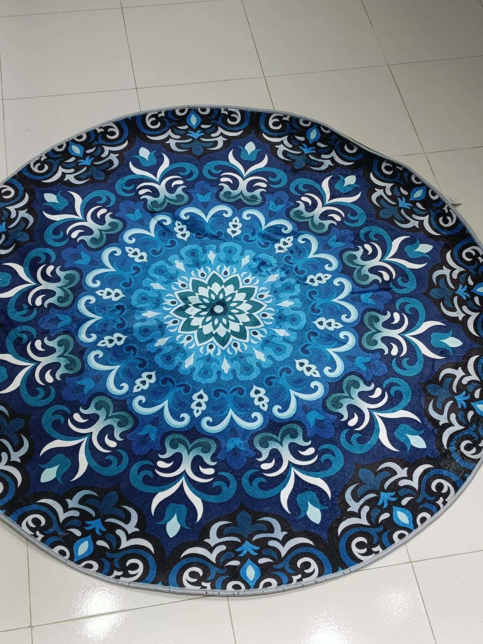 Ocean Mirage – 4x4 ft China Premium Round Carpet (8mm Thick, Soft & Elegant Blue Design)