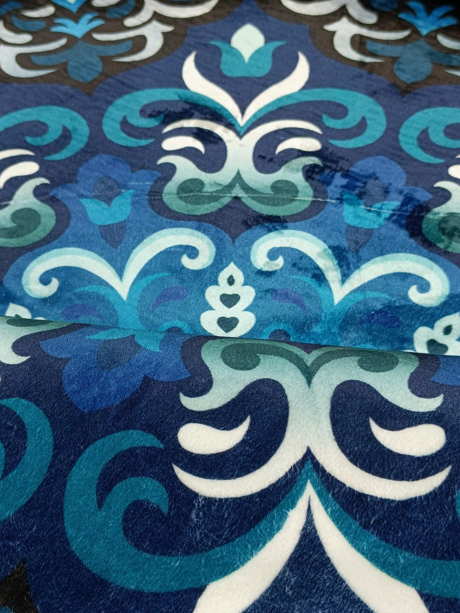 Ocean Mirage – 4x4 ft China Premium Round Carpet (8mm Thick, Soft & Elegant Blue Design) - Image 5